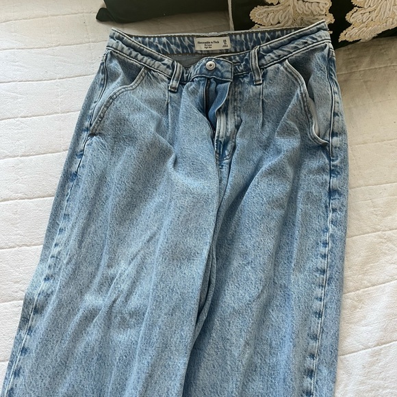 Abercrombie & Fitch High Rise Curve Love Light Blue Flare Jeans - Picture 4 of 4